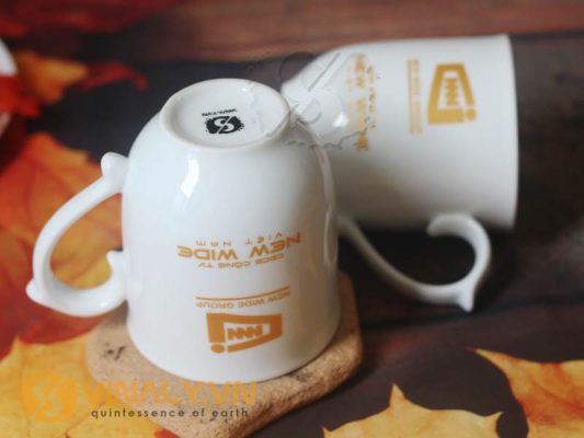 Ly với tông màu trắng chủ đạo giúp logo thương hiệu doanh nghiệp trở nên nổi bật