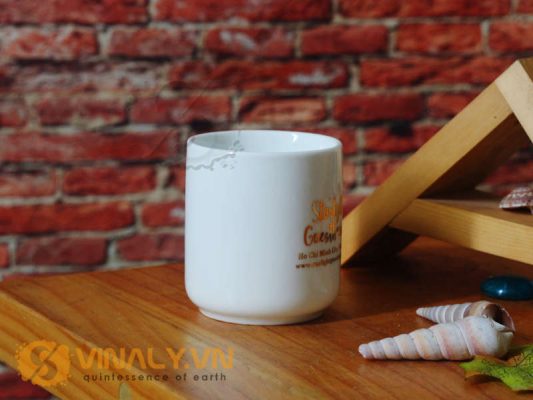 Kiểu dáng thanh mảnh và trang nhã của ly sứ trắng trụ không quai
