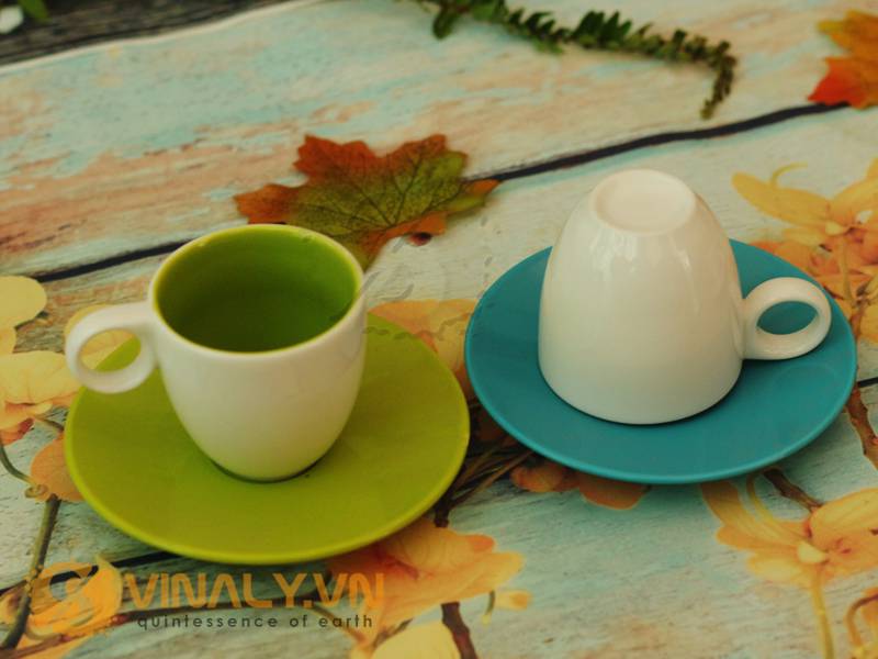 Hình dáng nhỏ nhắn của ly sứ cafe Espresso lòng màu thông thường vẫn luôn cuốn hút