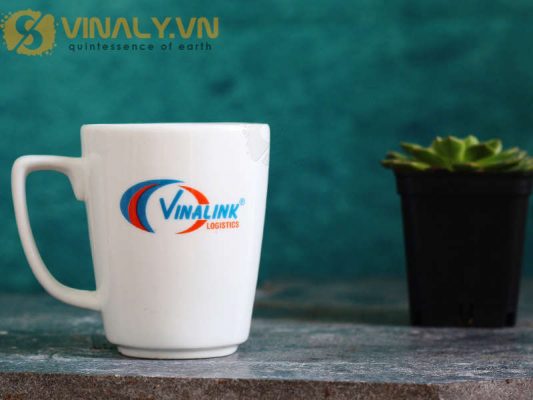 Ly sứ trắng vát góc là một dòng sản phẩm ly sứ in logo doanh nghiệp được các doanh nghiệp ưa chuộng