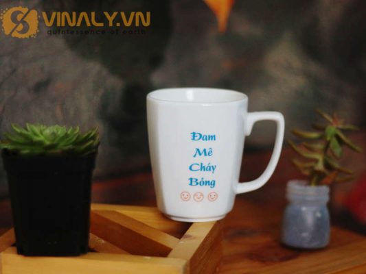 Ly sứ vát trắng in chữ