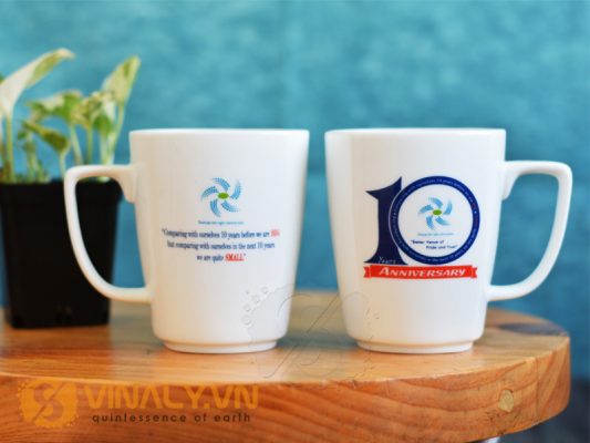 Ly sứ trắng vát góc là một trong những mẫu ly cafe đẹp độc đáo tại Vinaly