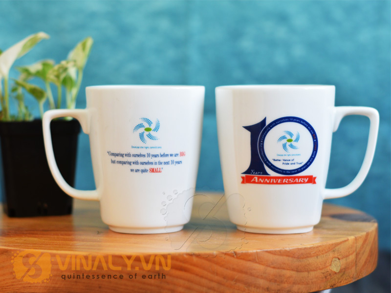 Ly sứ trắng vát góc là một trong những mẫu ly cafe đẹp độc đáo tại Vinaly