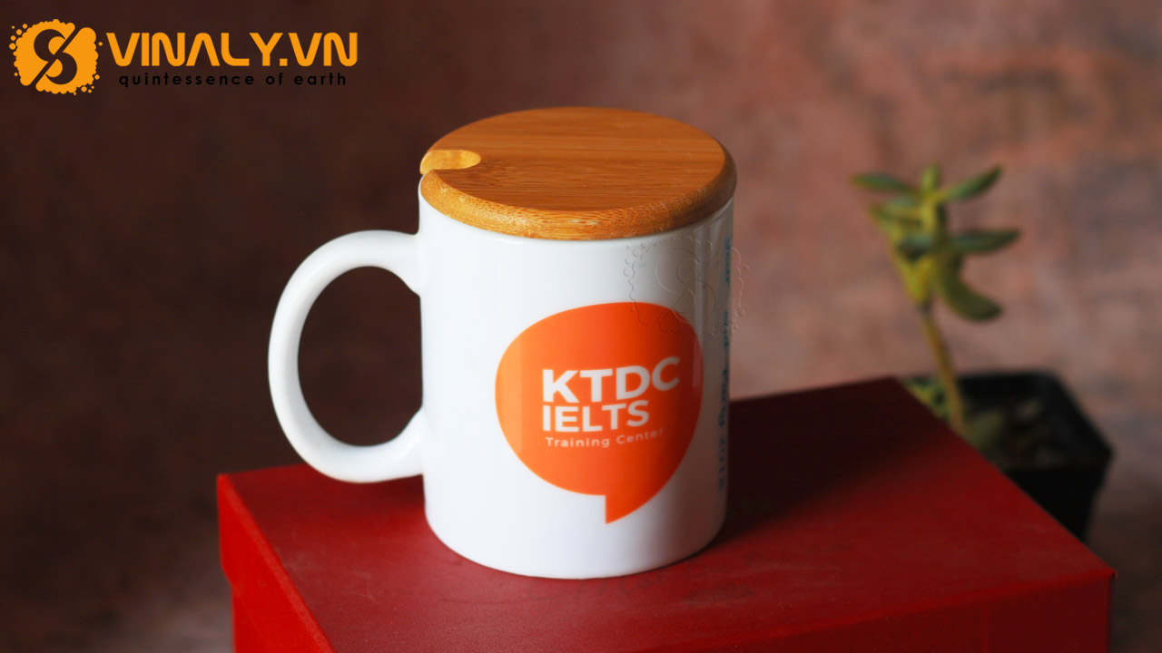 Sản phẩm ly sứ nắp gỗ - ly sứ in logo doanh nghiệp còn được tặng kèm hộp đựng sang trong và tinh tế.