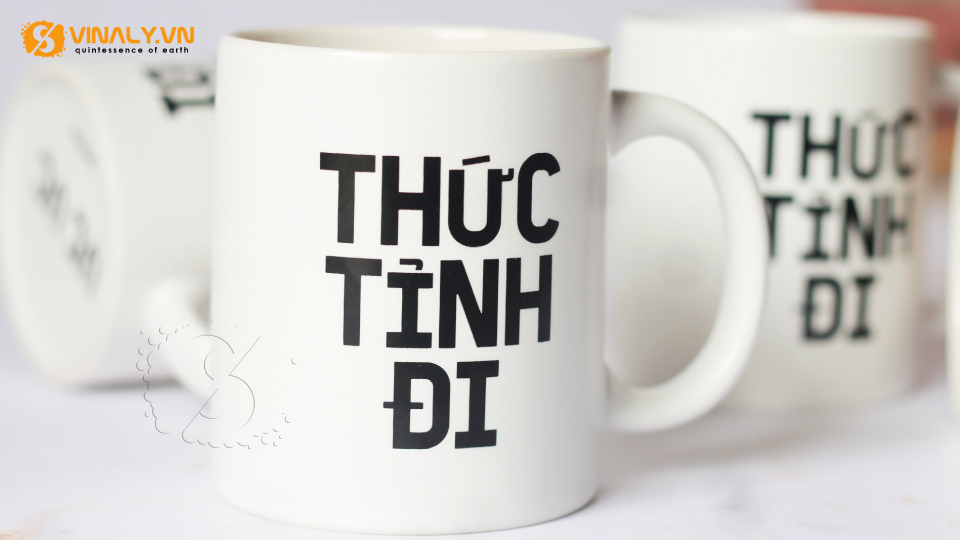 Ly sứ trắng trụ men mát in chữ thức tỉnh đi